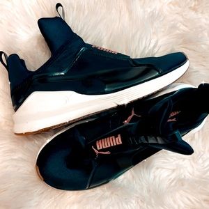 Black Puma shoe Women size 9 (puma symbol is rose gold)